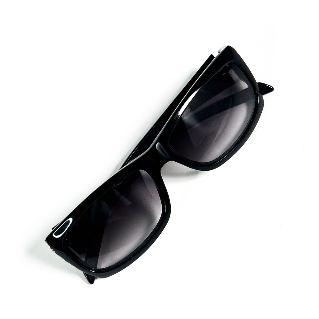 Vue inclinée de lunettes Yves Saint Laurent noires pliées