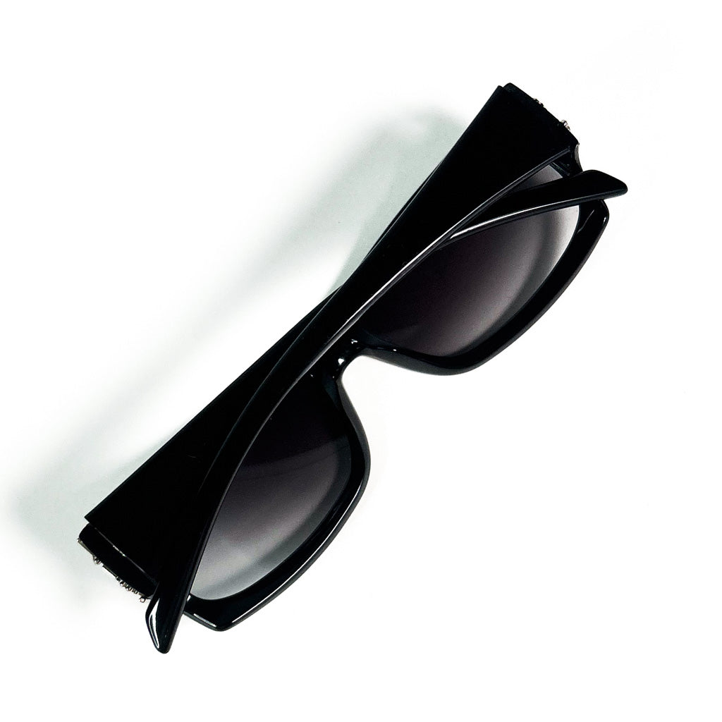 Lunettes YSL vintage noires pliées vues de dessus