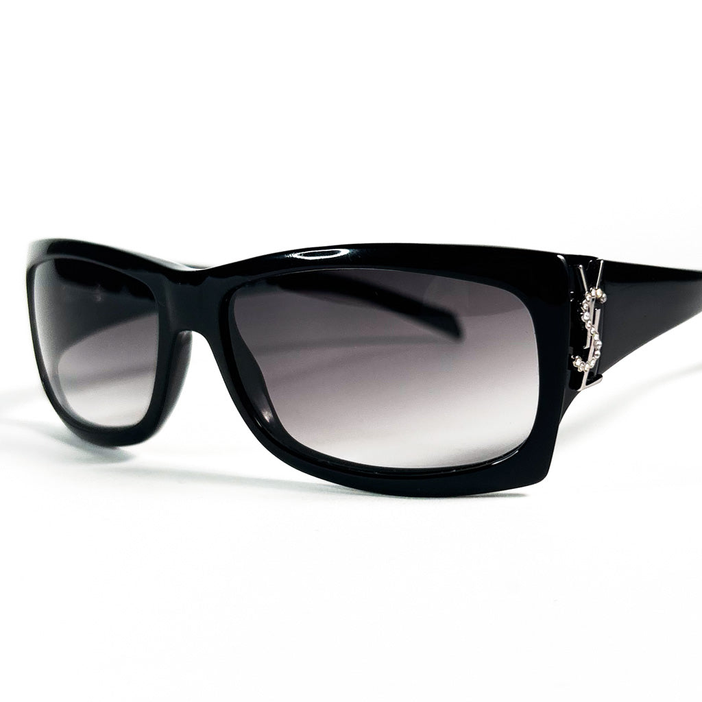 Lunettes de soleil Yves Saint Laurent noires vue 3/4 avec verres dégradés