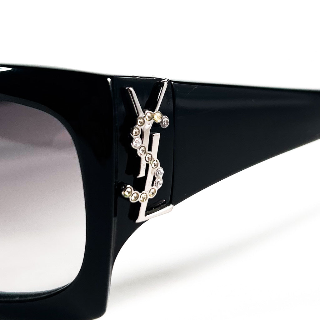 Détail logo YSL strassé sur branche de lunettes Yves Saint Laurent vintage noires