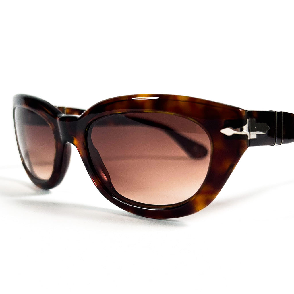 Zoom sur face avant et flèche signature des lunettes Persol