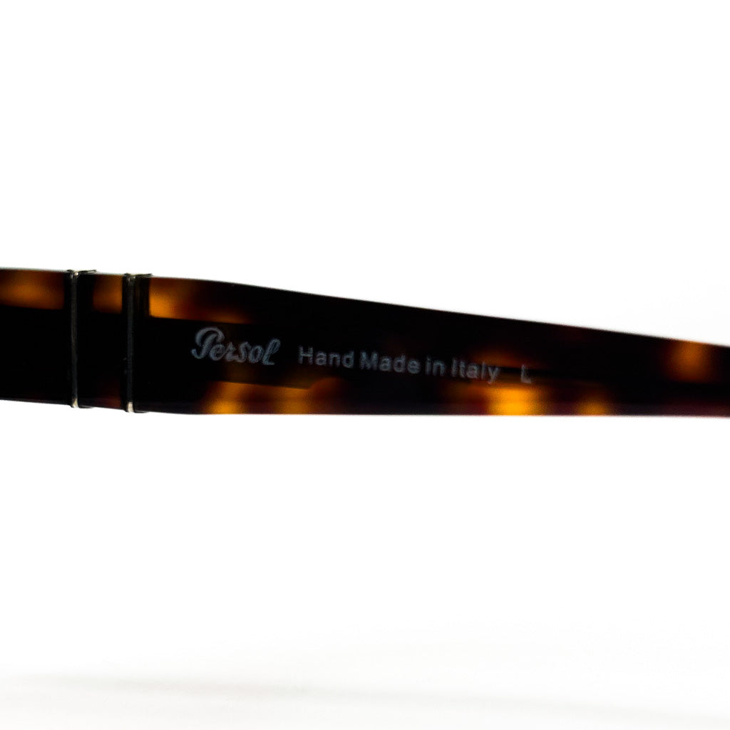 Inscription 'Persol Hand Made in Italy' sur la branche