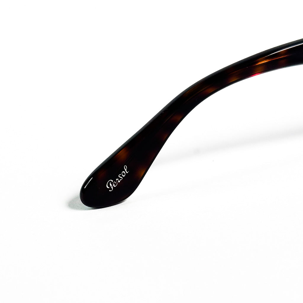 Logo Persol gravé à l’extrémité de la branche