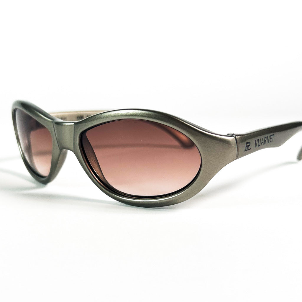 Vue de 3/4 des lunettes de soleil Vuarnet modèle 038 - verres marron