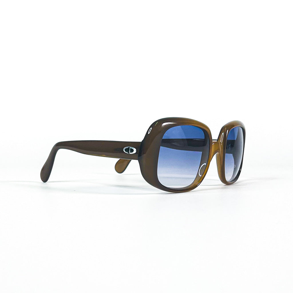 Vue frontale des lunettes Dior mettant en valeur la forme carrée oversize et la teinte bleue des verres