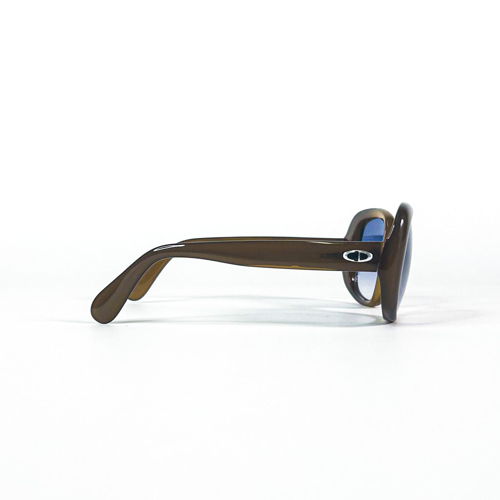 Vue latérale droite des lunettes Dior, montrant la branche épaisse ornée du logo "CD" métallique