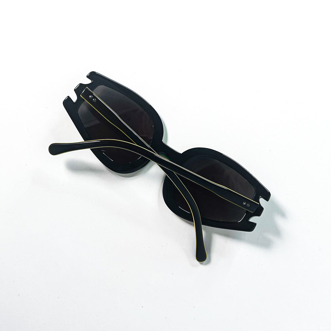  Lunettes de soleil vintage noires et jaunes – vue arrière avec branches croisées