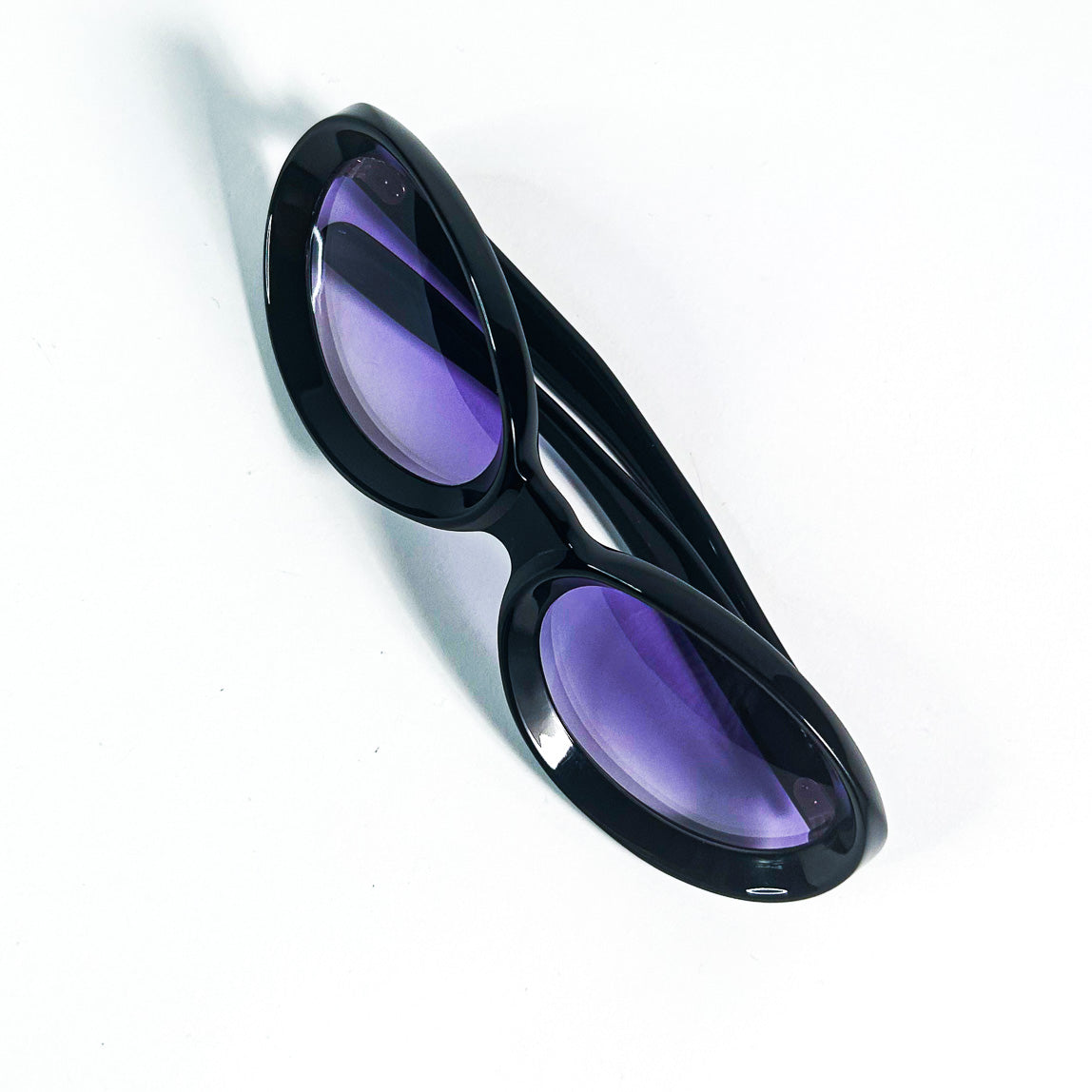 lunettes vintage ovales noires verres violets devant fermée