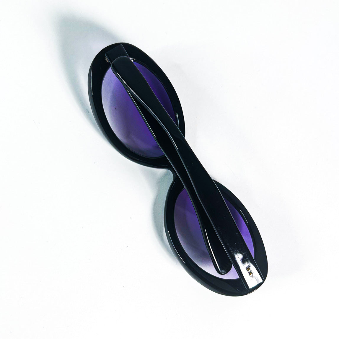 lunettes vintage ovales noires verres violets pliées vue arrière
