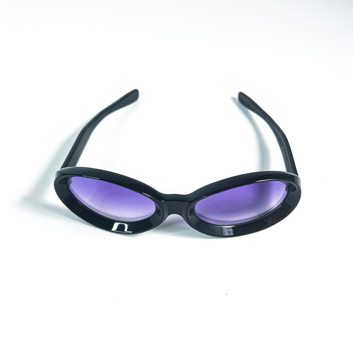 lunettes vintage ovales noires verres violets vue de dessus