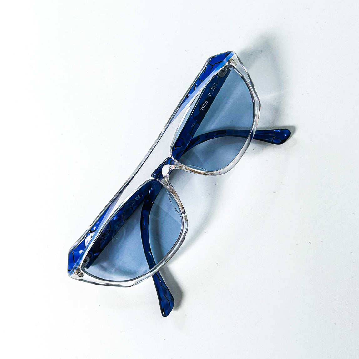 Lunettes de soleil Anne-Marie Perris pour Atol posées sur la face avant
