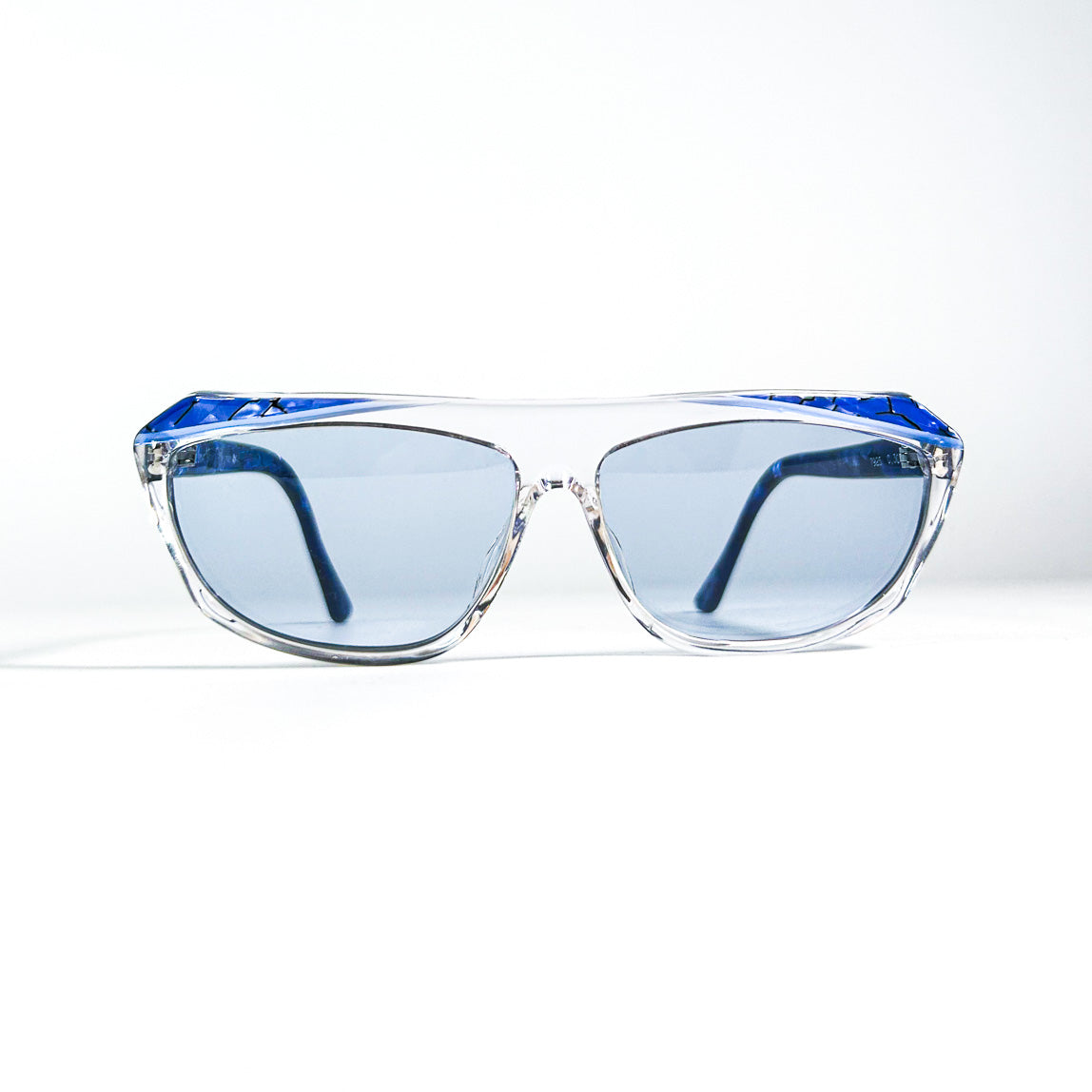Vue frontale rapprochée des lunettes vintage avec verres bleus
