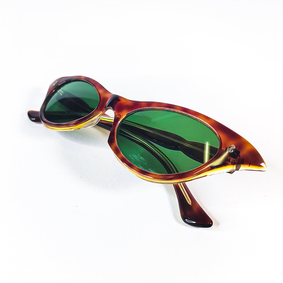 Lunettes de soleil élégantes oeil de chat avec matériau résistant aux Lunettes de soleil élégantes oeil de chat avec matériau résistant aux