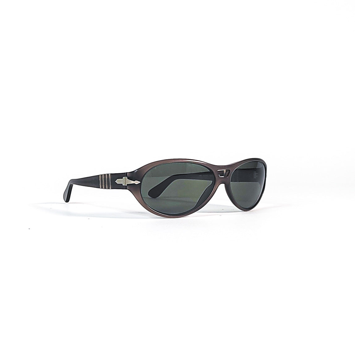 Vue 3/4 Persol 2622‑S flèche argentée