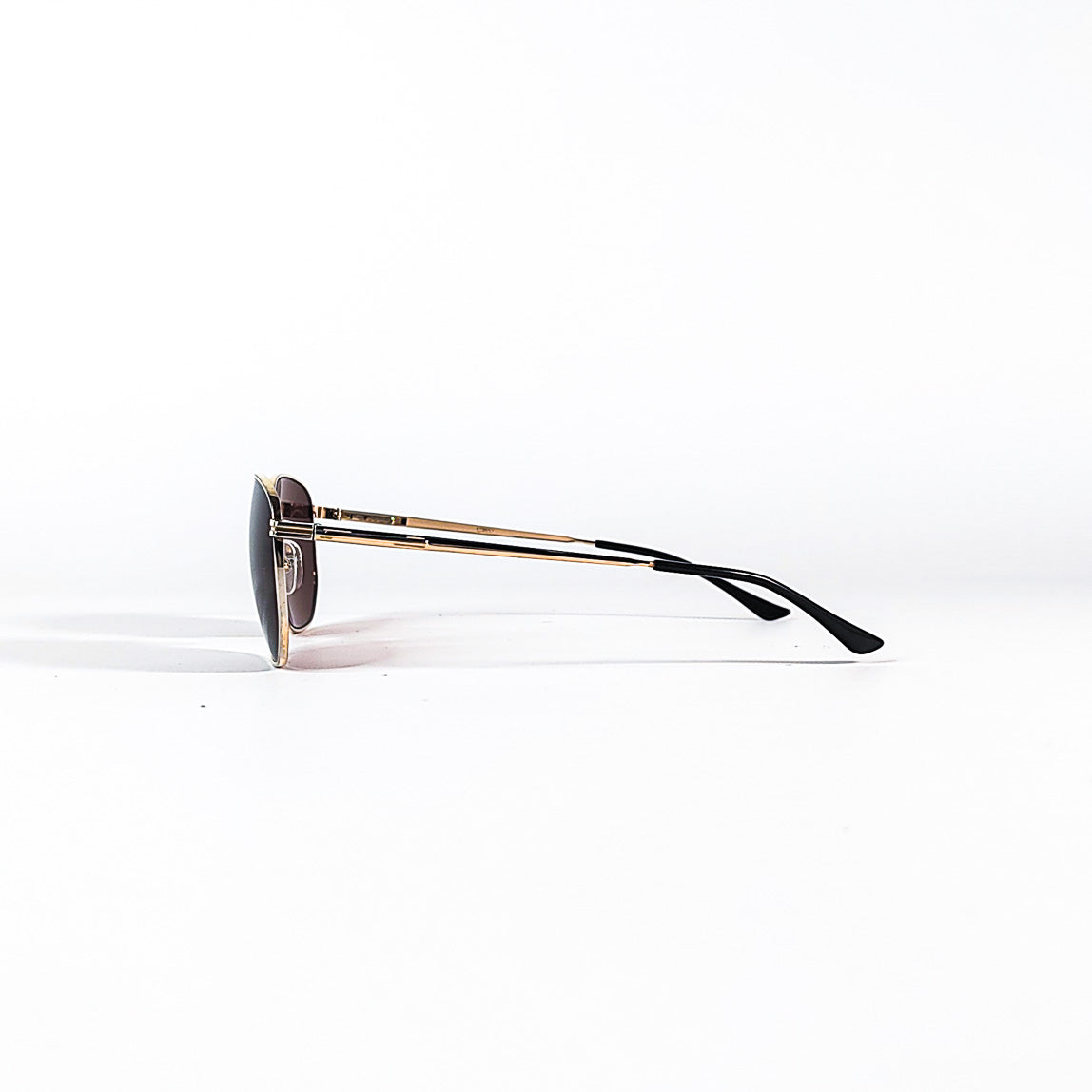 profil latéral des lunettes de soleil L’Amy vintage avec branches métalliques dorées