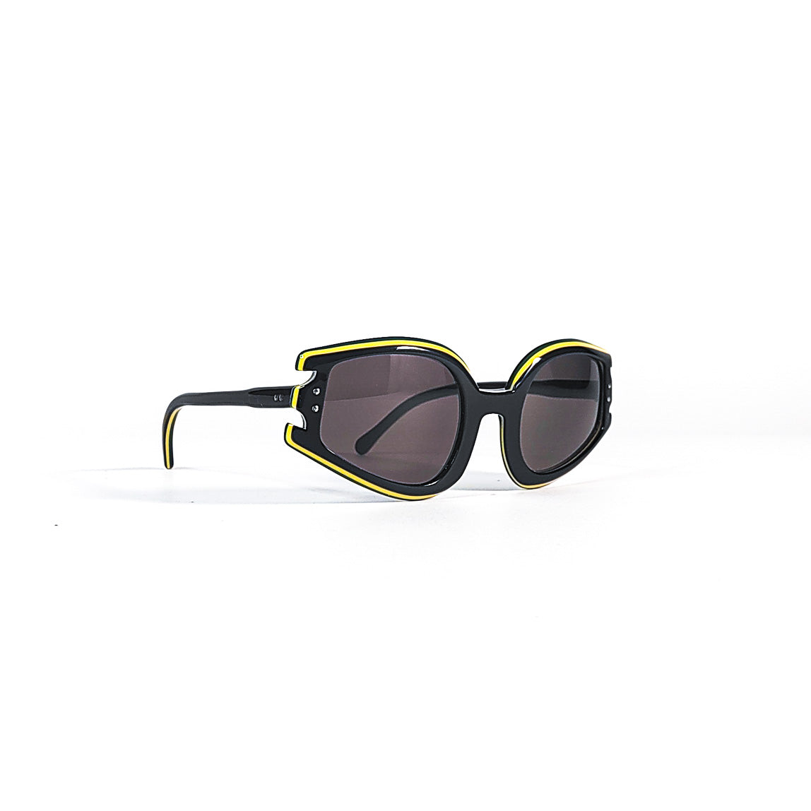 Lunettes de soleil vintage noires et jaunes – vue en perspective droite