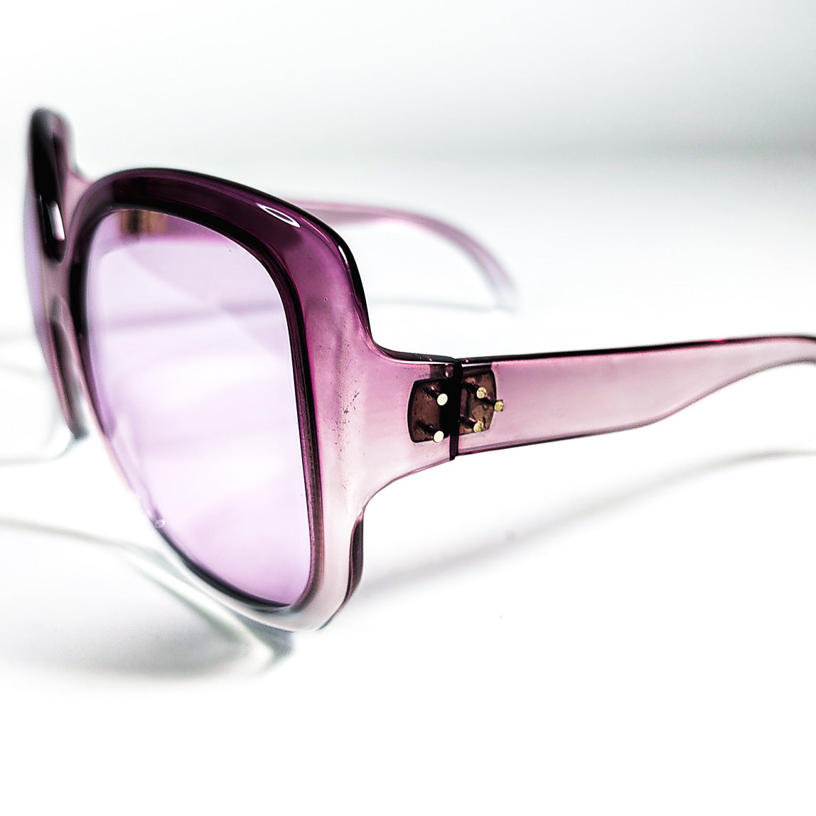Profil des lunettes avec charnières métal discrètes