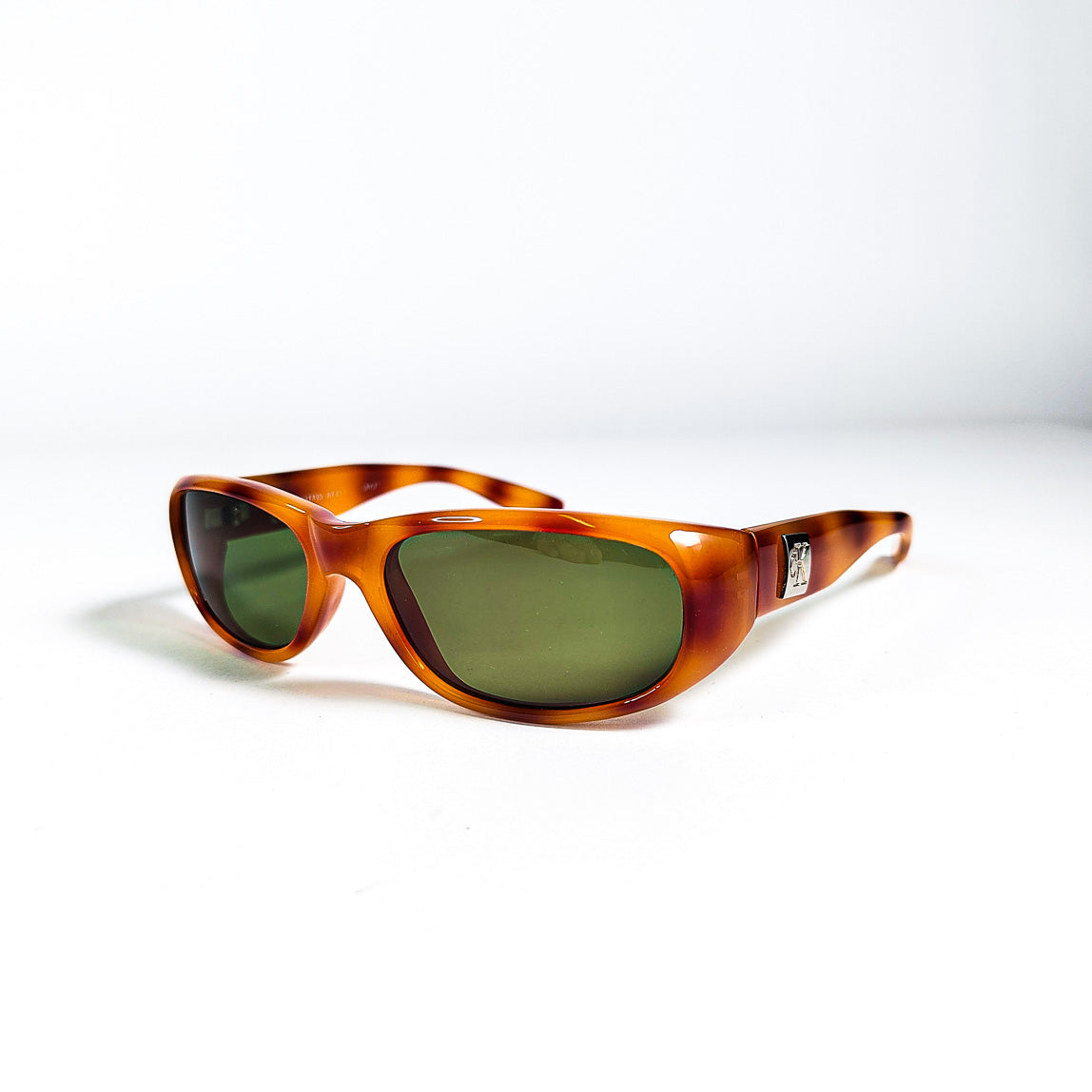 Vue plongeante trois-quarts des lunettes de soleil CK 5085