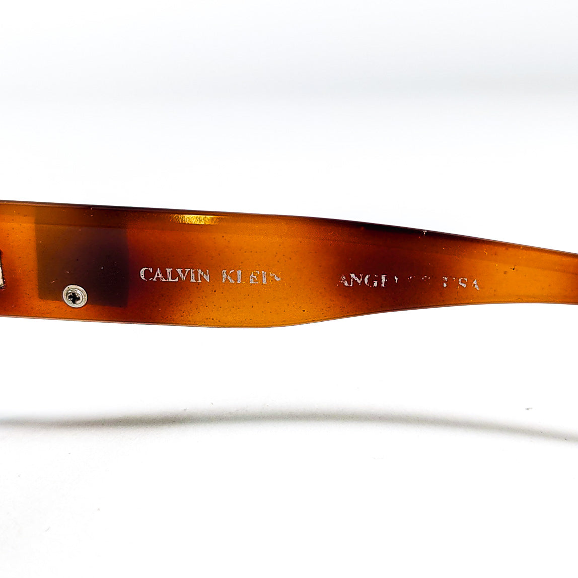 Détail gros plan inscription ‘CALVIN KLEIN MADE IN USA’ sur branche