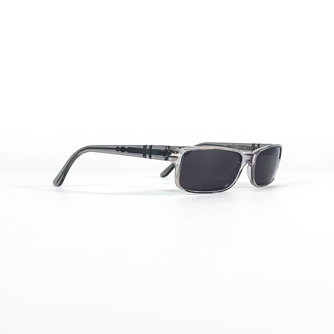 lunettes de soleil Persol 2834-S vue en 3/4 avec flèches métalliques