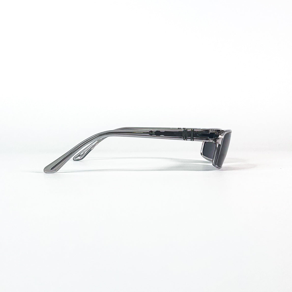 branche latérale des lunettes Persol 2834-S gris translucide