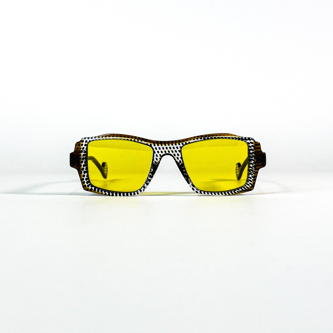 lunettes vintage damier noir blanc verres jaunes rectangulaires face