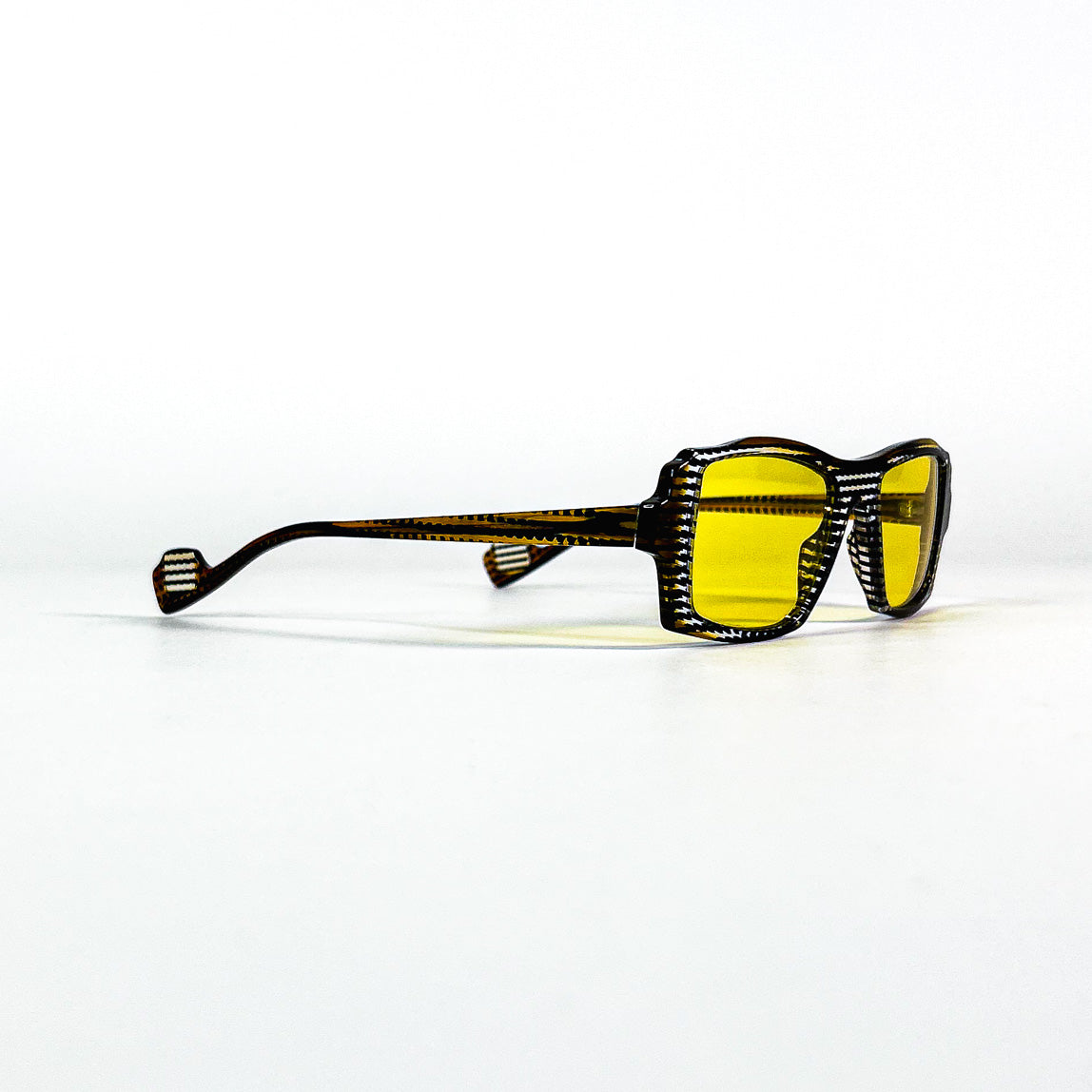 lunettes vintage acétate damier noir blanc verres jaunes profil 3/4