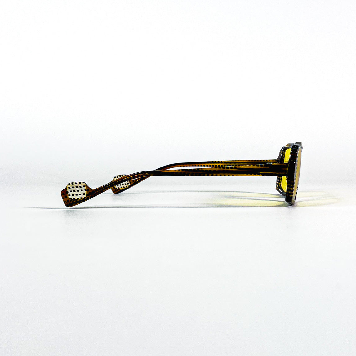 branche lunettes vintage damier noir blanc verres jaunes profil