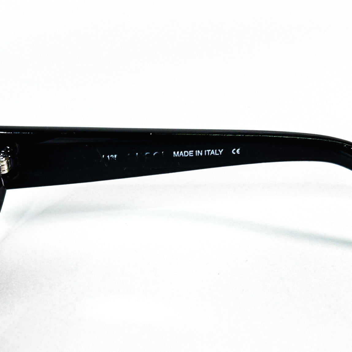 inscription Gucci Made in Italy sur la branche
