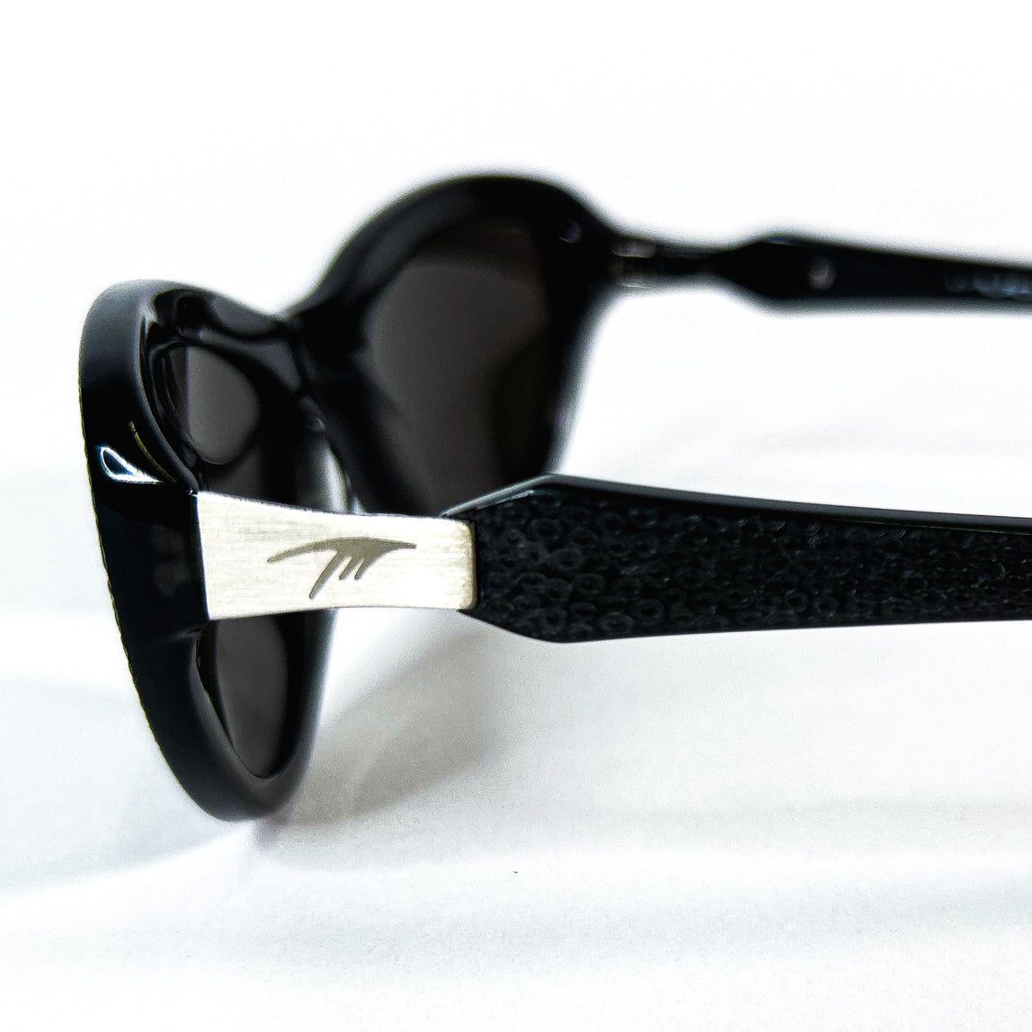 Thierry Mugler TM9322 détail logo TM branche argent