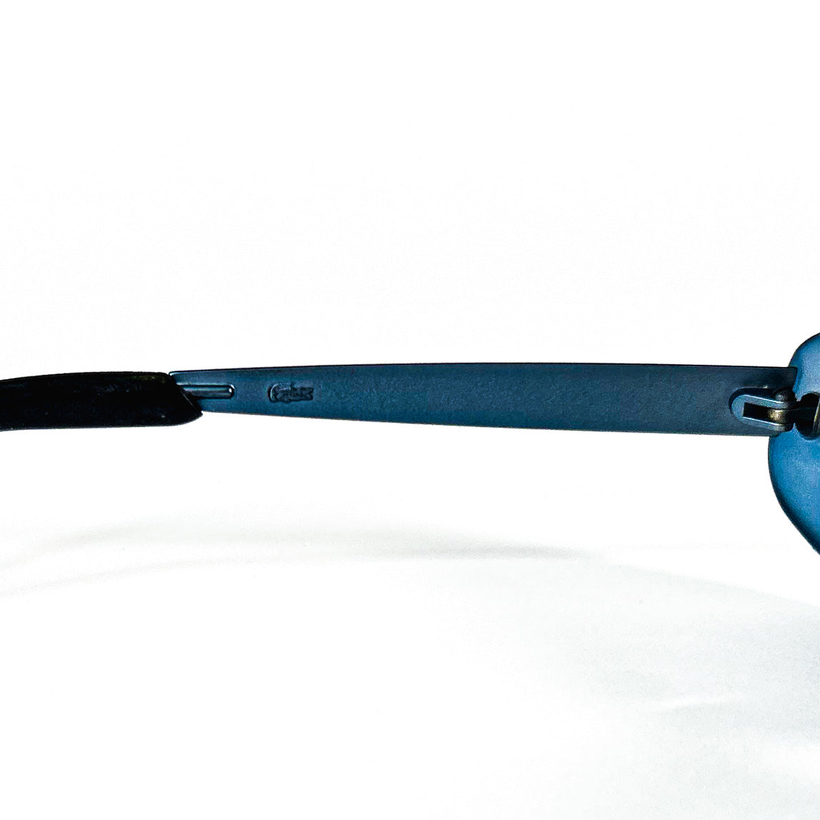 Griffe crocodile sur la branche des lunettes Lacoste