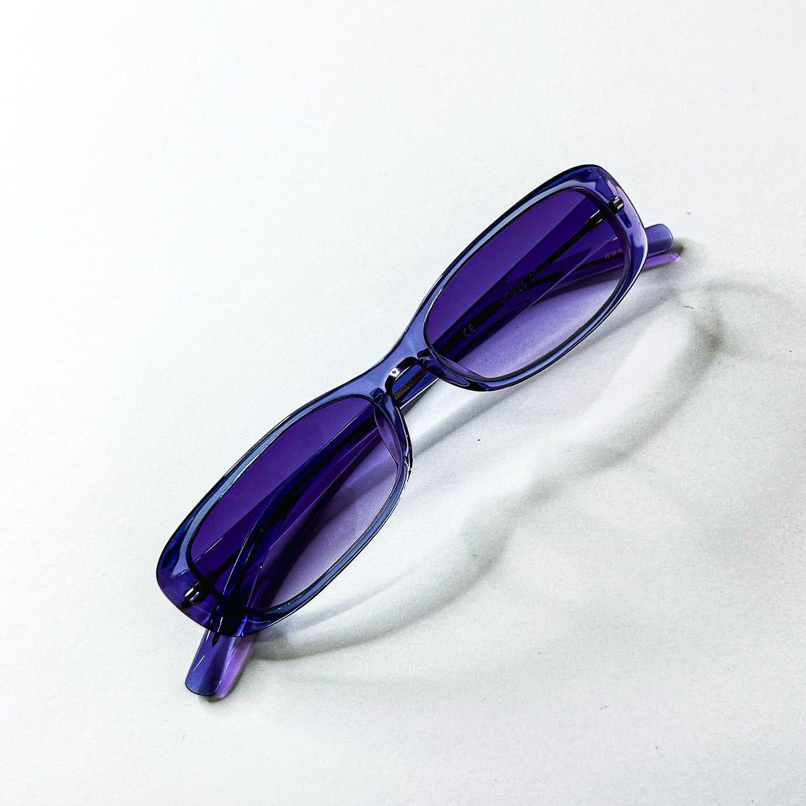 Lunettes Mikli M0228 violettes repliées vue en plongée