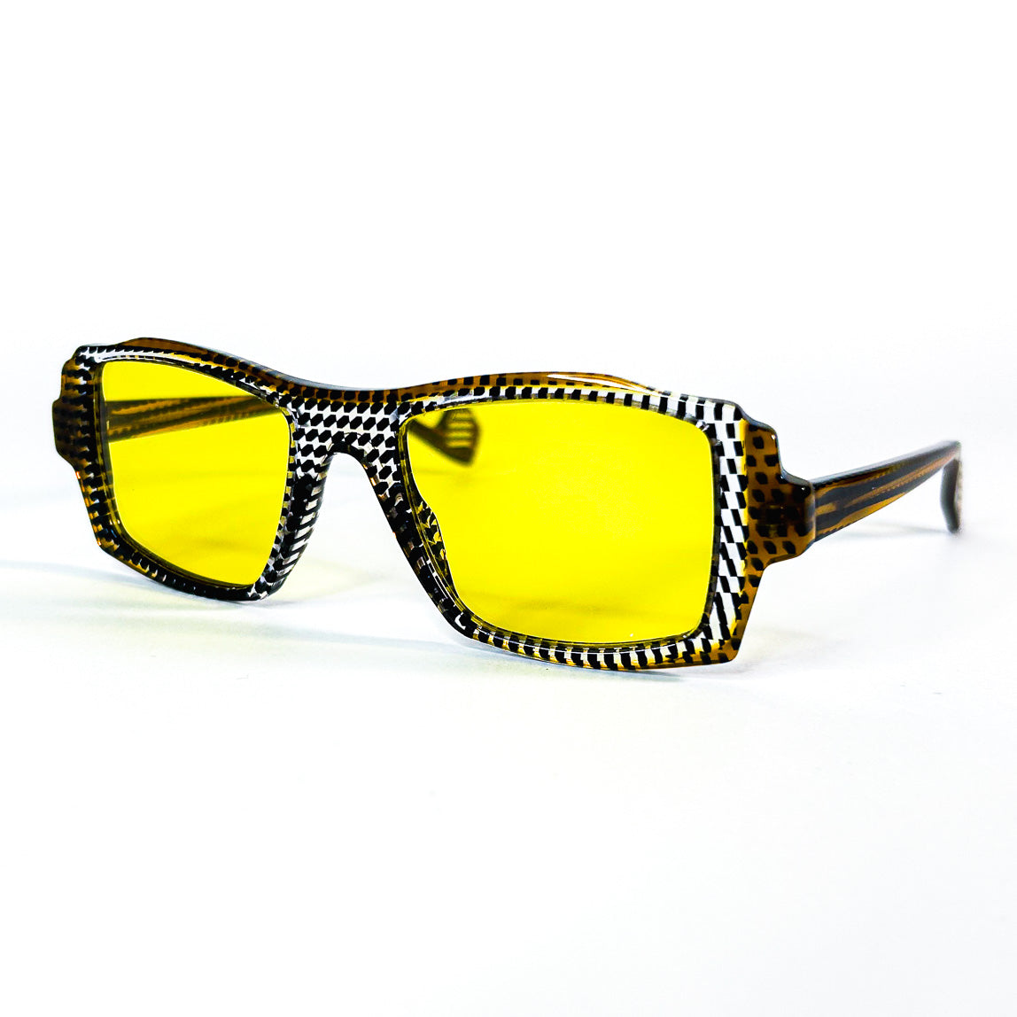 lunettes vintage rectangulaires damier noir blanc verres jaunes côté gauche