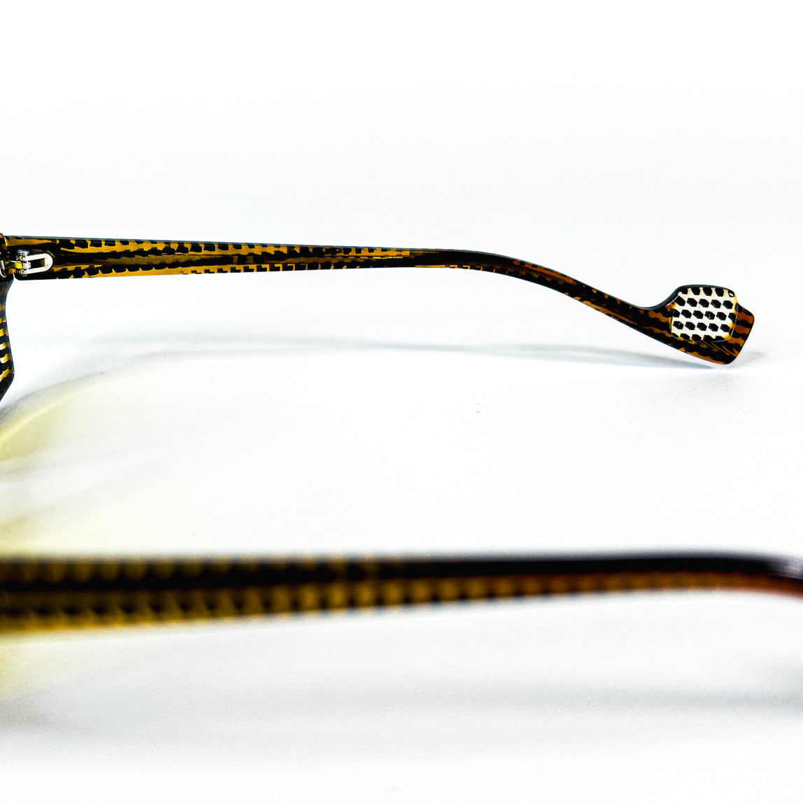 détail branche lunettes damier noir blanc acétate vintage