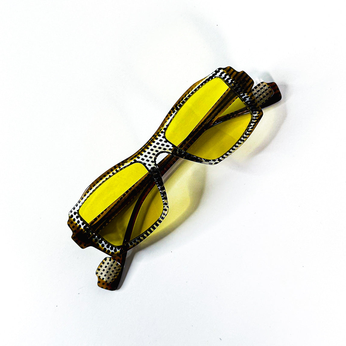 lunettes vintage pliées vue de dessus damier noir blanc verres jaunes