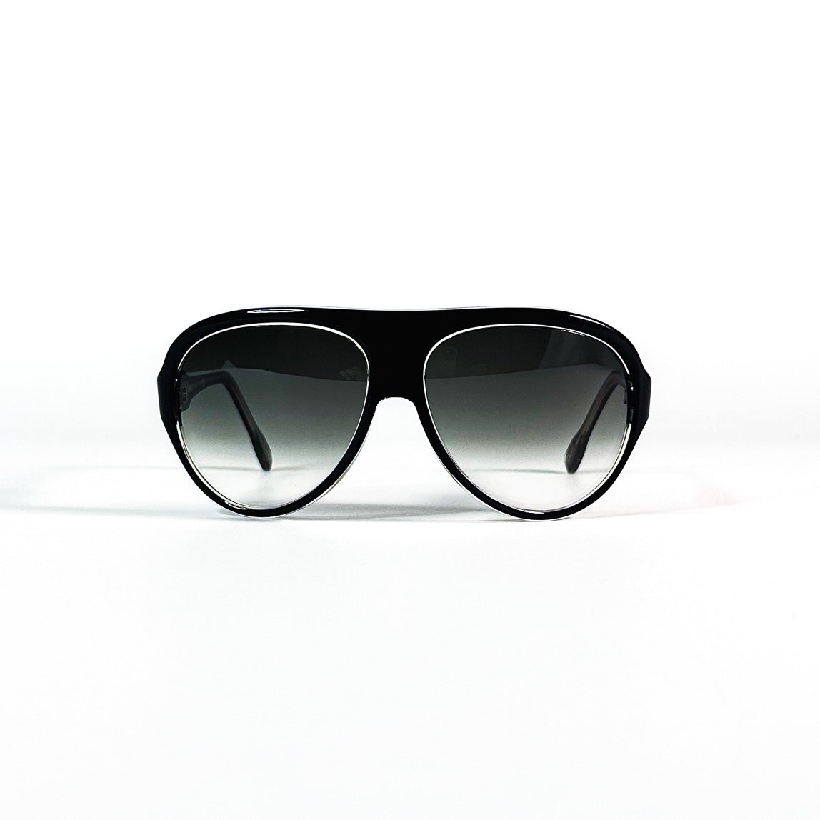 Vue frontale des lunettes de soleil D&G noires, forme aviateur avec cerclage clair.