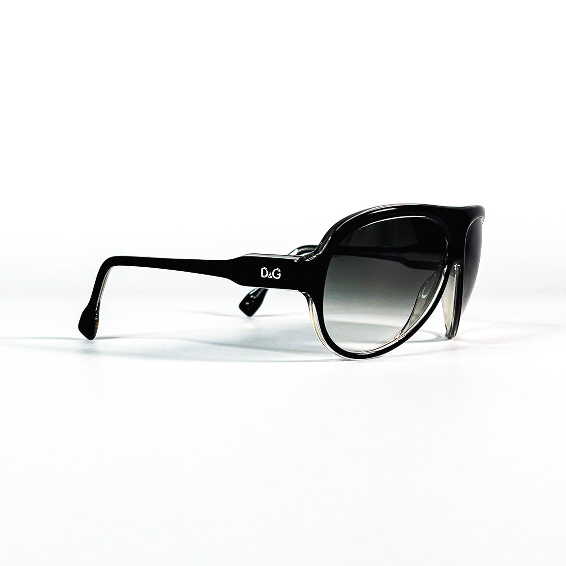Vue latérale opposée des lunettes D&G noires, design aviateur avec branches épaisses.