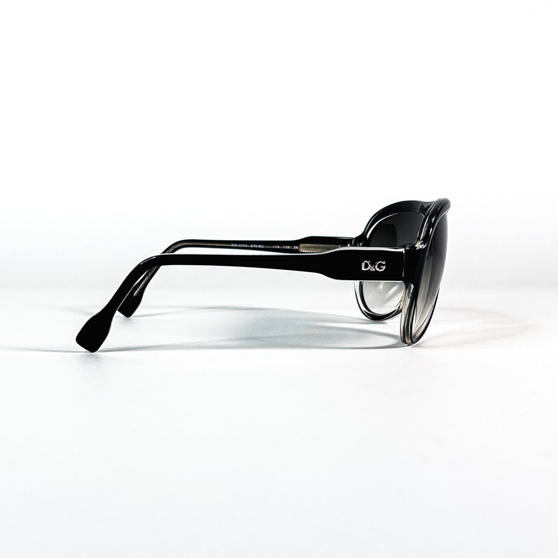 Vue latérale des lunettes de soleil D&G, mettant en valeur la branche et le logo.