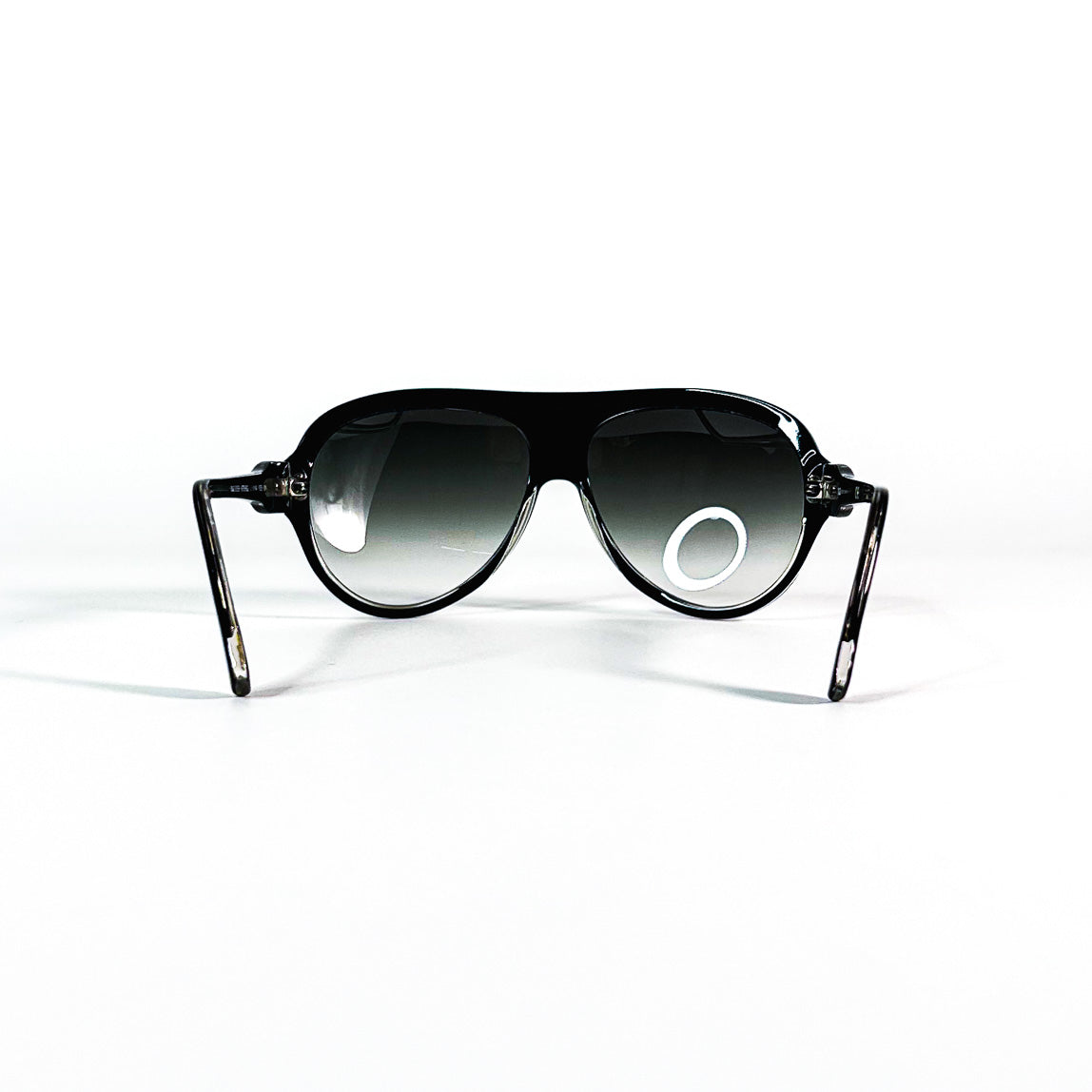 Lunettes de soleil D&G noires vue de face, style aviateur avec verres dégradés.