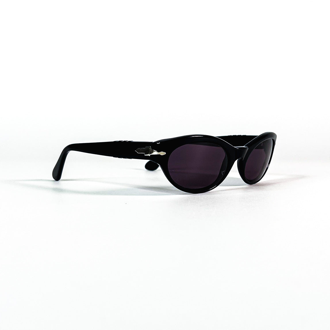 Lunettes Persol noires ovales verres foncés vue trois quarts