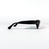Lunettes Persol noires posées vues de côté montrant la silhouette allongée des branches