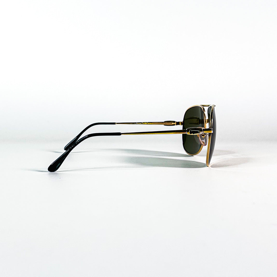 vue latérale lunettes Lacoste 101 Gold branches fines