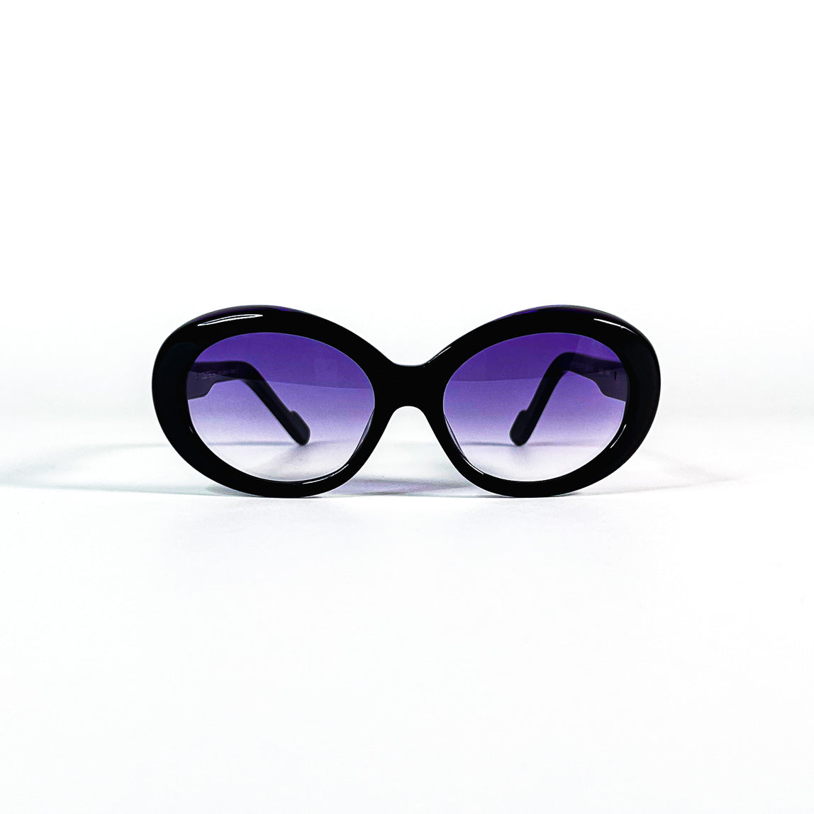 Vue face neutre, monture noire ovale verres violets