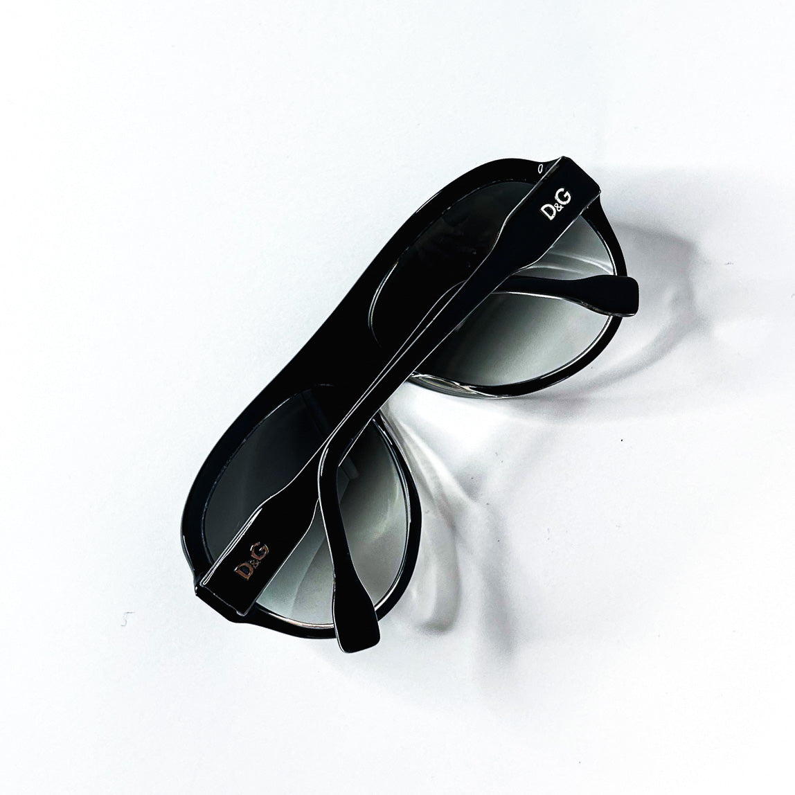 Lunettes de soleil D&G noires pliées, logo visible sur les branches.