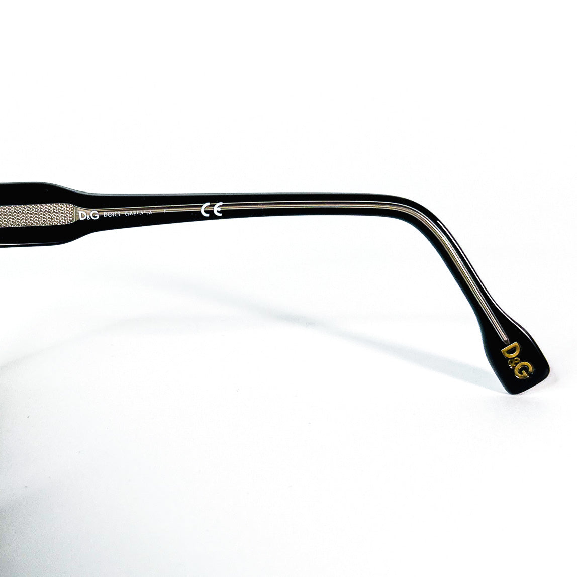 Branche de lunettes de soleil D&G noire, inscription du logo D&G et marquage CE.