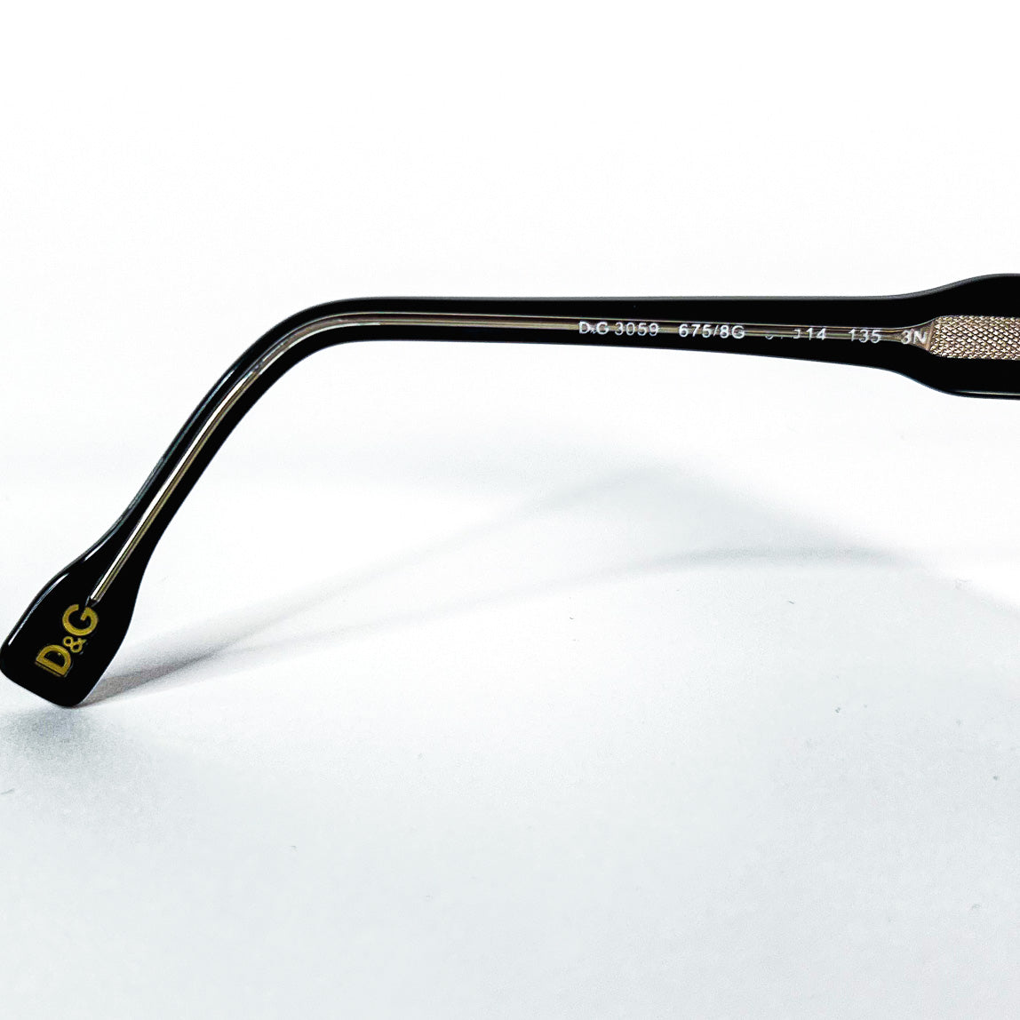 Monture de lunettes de soleil D&G noire, vue rapprochée sur la branche avec références du modèle gravées.