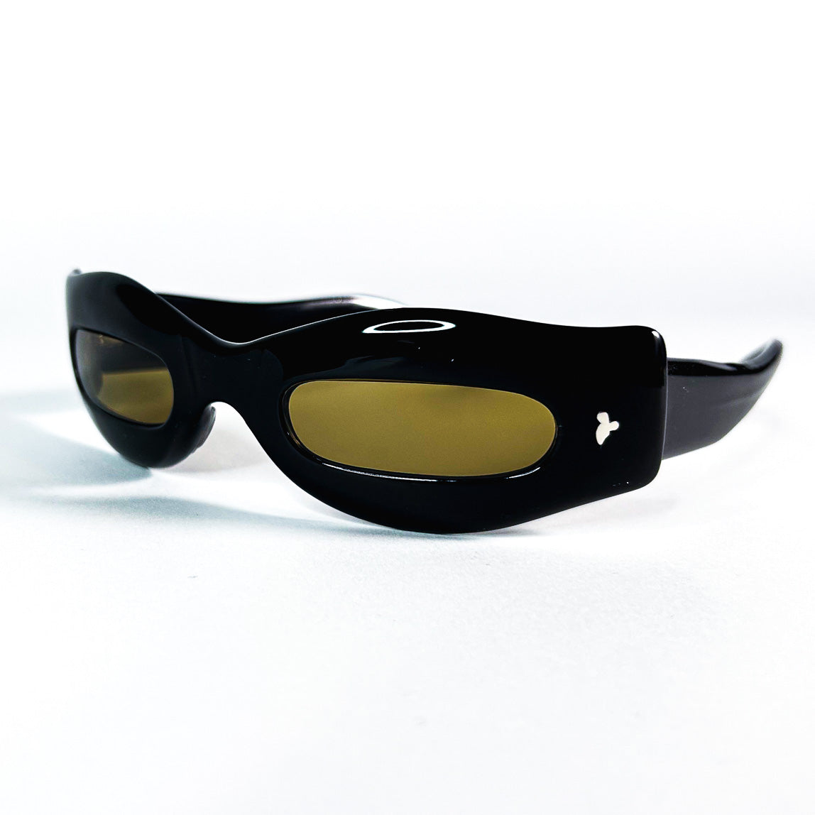 Zoom avant des lunettes Lozza ovales noires à verres ambré