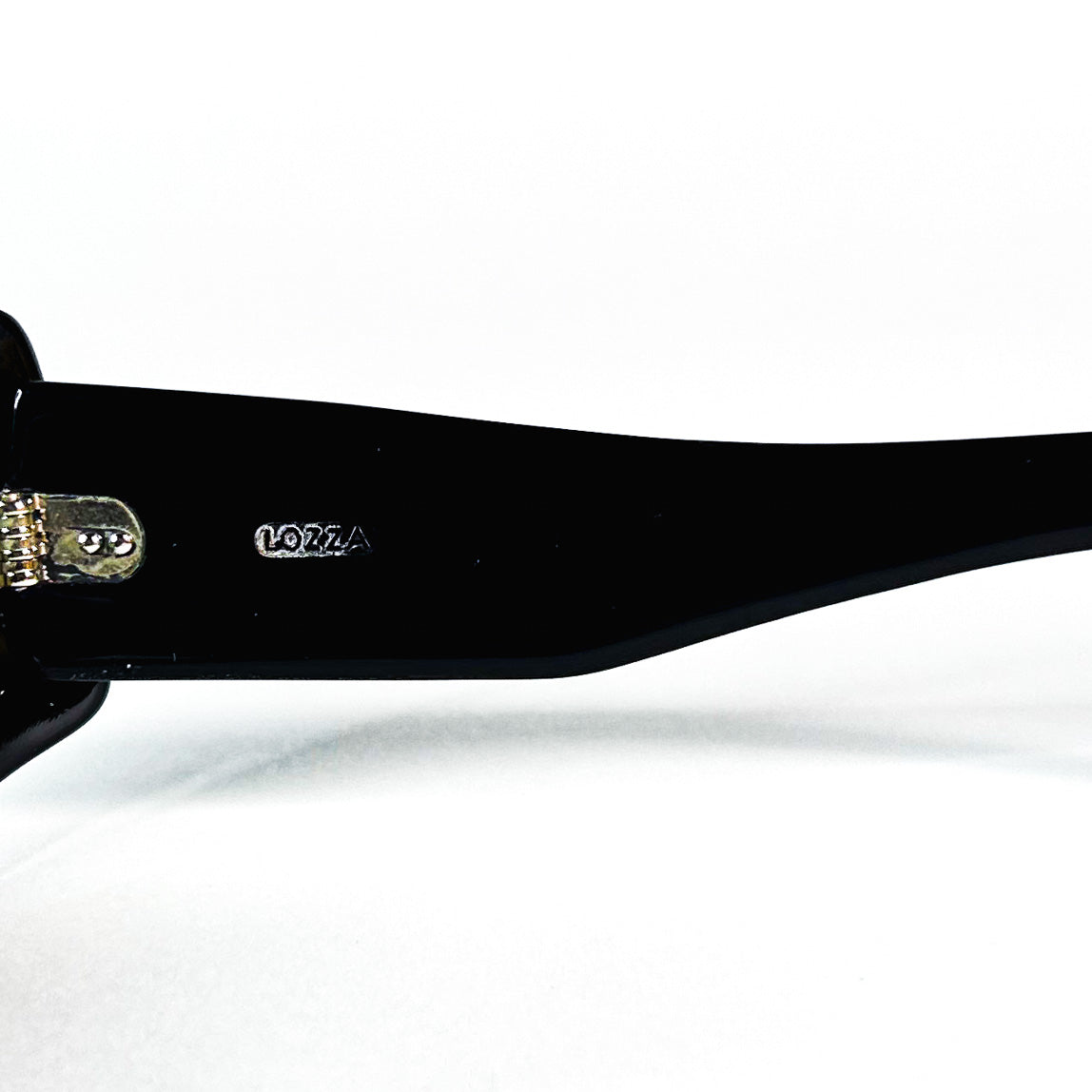 Logo Lozza gravé sur la branche des lunettes vintage noires