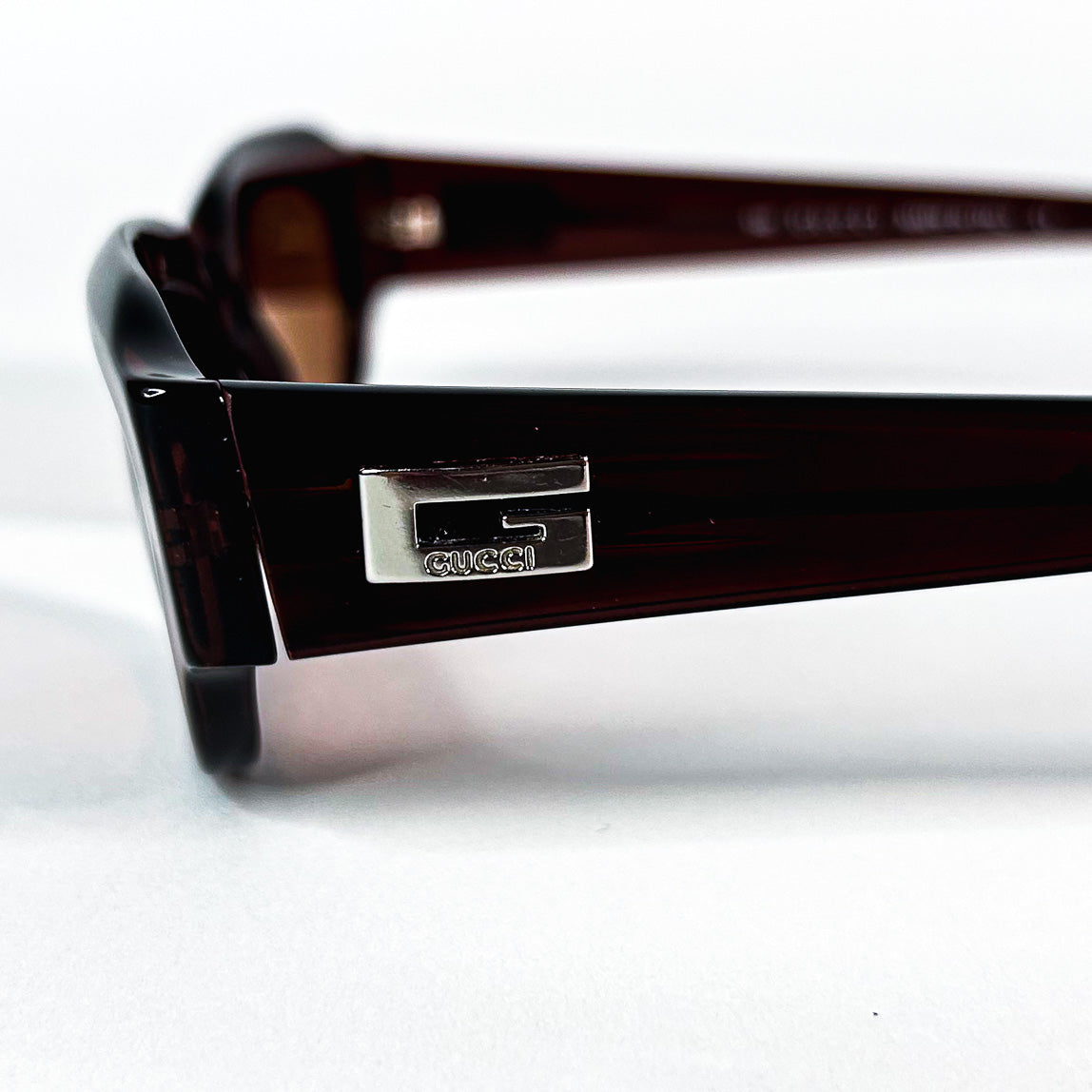 Détail logo Gucci sur branche Optyl marron
