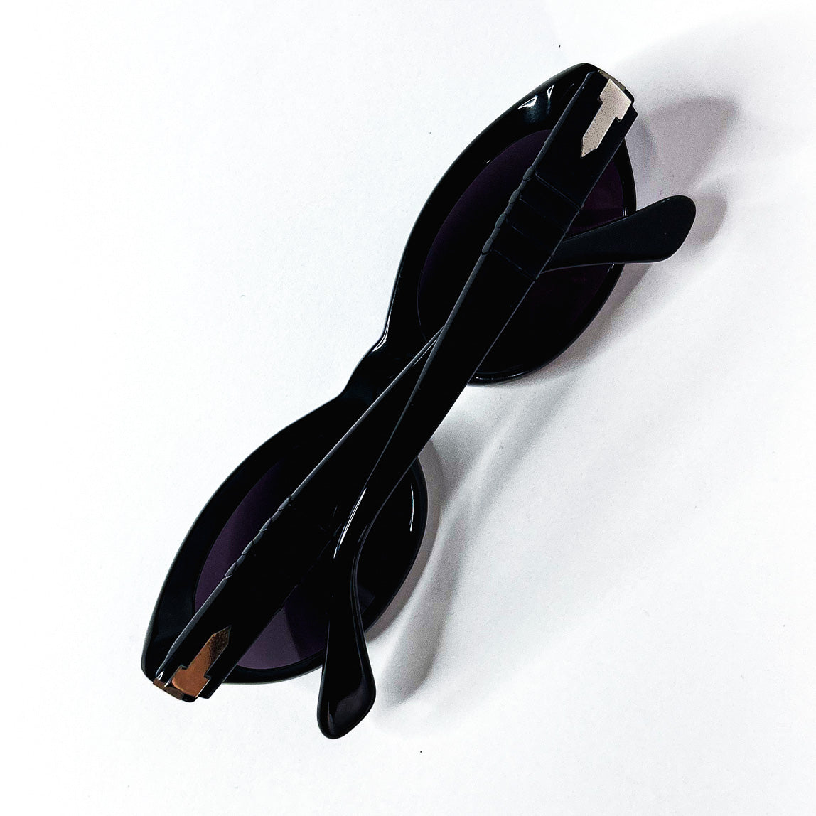 Lunettes Persol noires branches croisées 